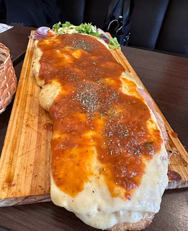 Milanesa napolitana en restaurante El Desubicado