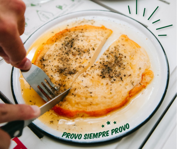 Provoleta a la parrilla en restaurante El Desubicado