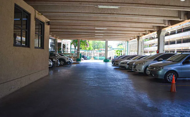 Estacionamiento propio en Trovador Squash, Vicente López
