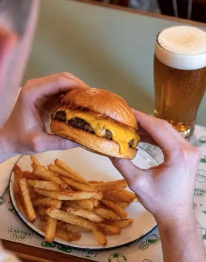 Hamburguesa con papas fritas y cerveza en El Desubicado