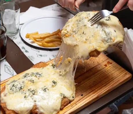 Milanesa a la fugazzeta con muzzarella en El Desubicado