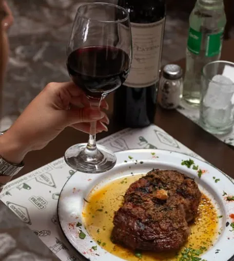 Ojo de bife a la parrilla con copa de vino en El Desubicado