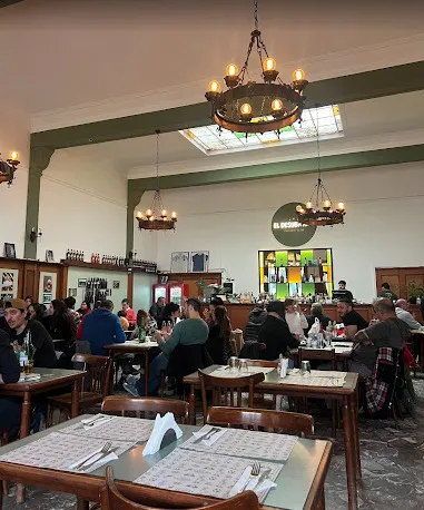 Salón del restaurante El Desubicado en Trovador Squash