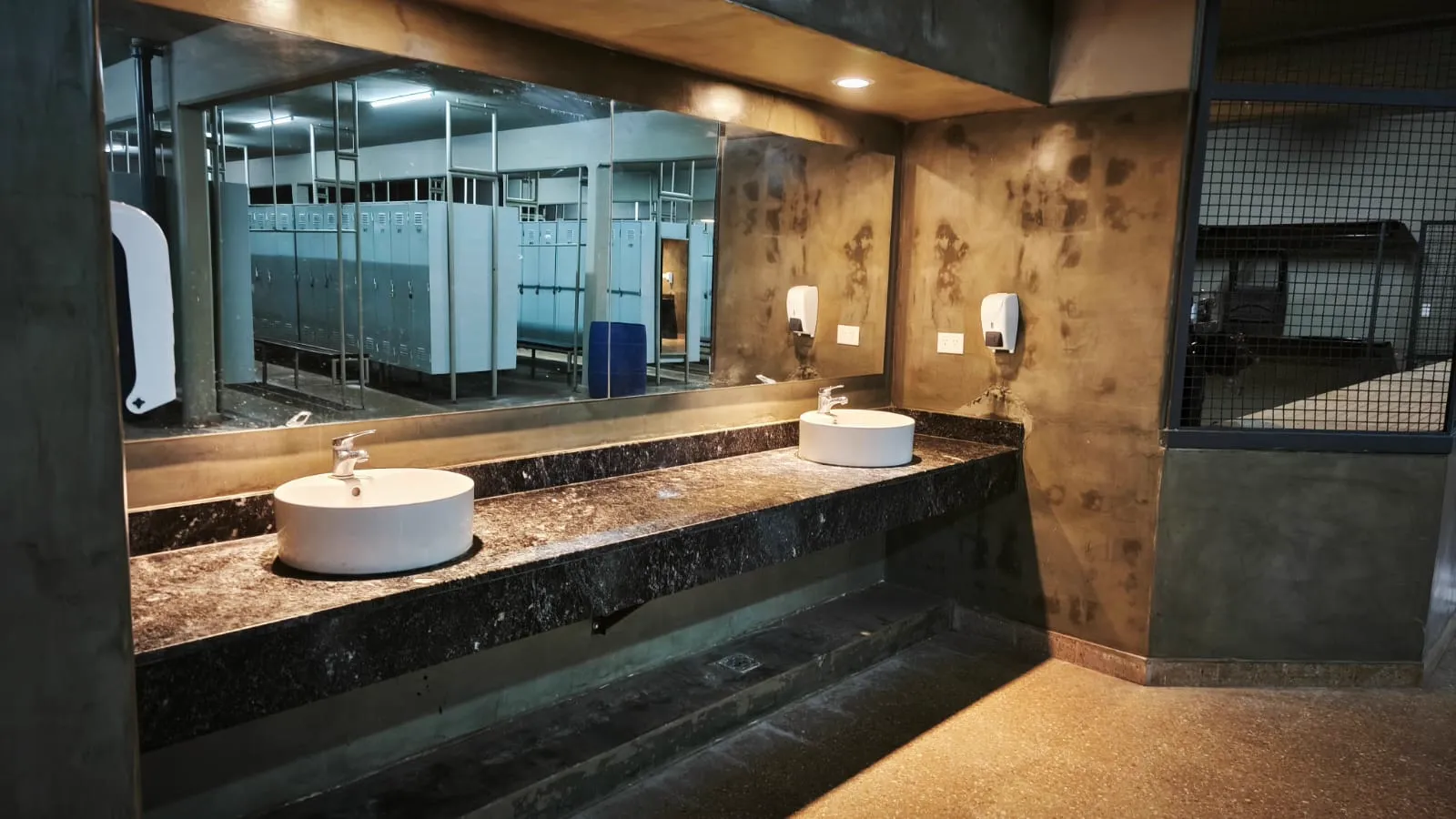Vestuarios con duchas y lockers en Trovador Squash